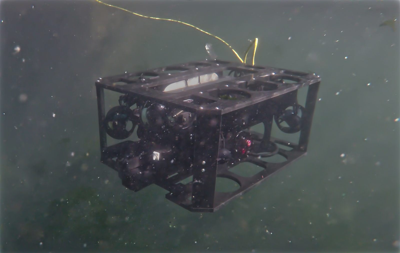 ROV TR-8 de TecnoROV sumergido durante una operación, con su umbilical hacia la superficie